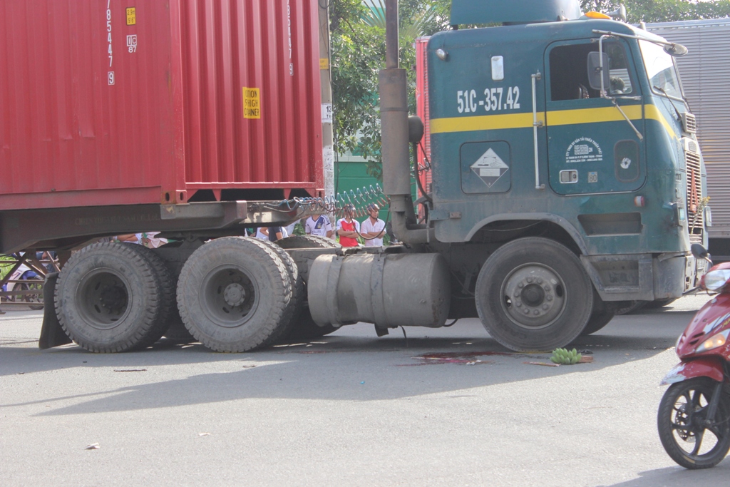 Hiện trường vụ tai nạn giao th&ocirc;ng khiến nữ c&ocirc;ng nh&acirc;n B&igrave;nh Dương chết thảm