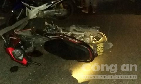 Chiếc xe m&aacute;y bị k&eacute;o l&ecirc; khoảng 20 m&eacute;t v&igrave; vụ tai nạn giao th&ocirc;ng bất ngờ