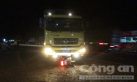 Chiếc xe m&aacute;y của nạn nh&acirc;n vụ tai nạn giao th&ocirc;ng bị xe tải &lsquo;nuốt gọn&rsquo;