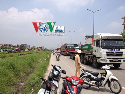 Lực lượng CSGT c&oacute; mặt bảo vệ hiện trường v&agrave; điều tiết giao th&ocirc;ng tại nơi xảy ra vụ tai nạn chết người