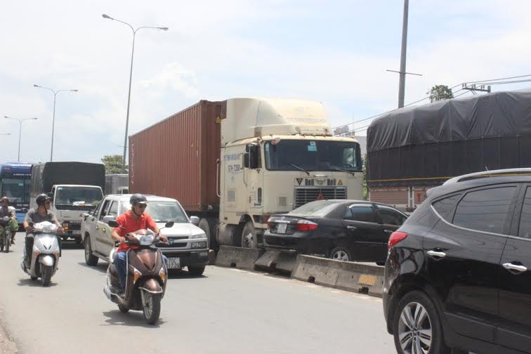 Vụ tai nạn khiến c&aacute;c phương tiện giao th&ocirc;ng c&ugrave;ng chiều bị &ugrave;n ứ