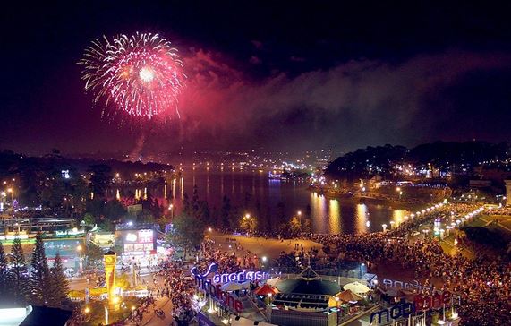 Bắn ph&aacute;o hoa dịp tết Nguy&ecirc;n đ&aacute;n Ất M&ugrave;i 2015