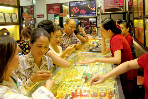 người d&acirc;n n&ecirc;n b&aacute;n v&agrave;ng l&uacute;c n&agrave;y