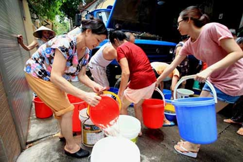 Người d&acirc;n lo ngại, nước tăng gi&aacute; nhưng chất lượng nước v&agrave; dịch vụ kh&ocirc;ng đảm bảo