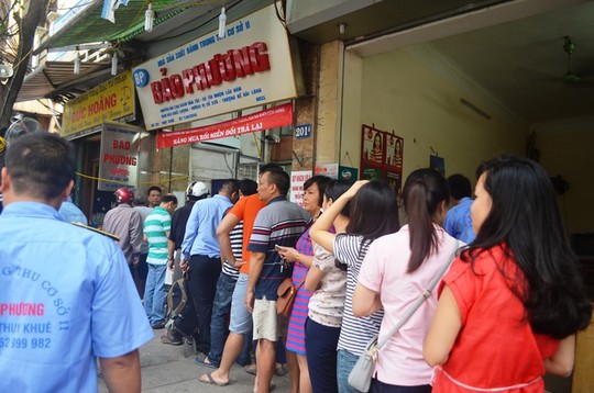 Ki&ecirc;n nhẫn xếp h&agrave;ng mua b&aacute;nh trung thu 