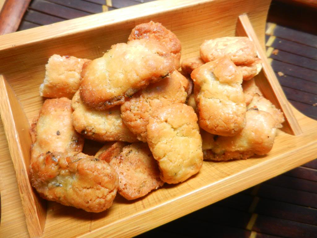 B&aacute;nh Trung thu ế được sản xuất th&agrave;nh b&aacute;nh chả