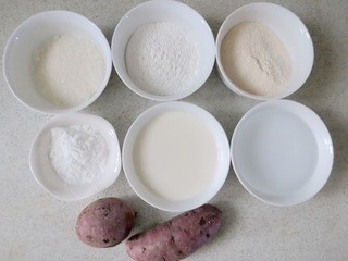 Chuẩn bị đầy đủ nguy&ecirc;n liệu để l&agrave;m b&aacute;nh khoai lang