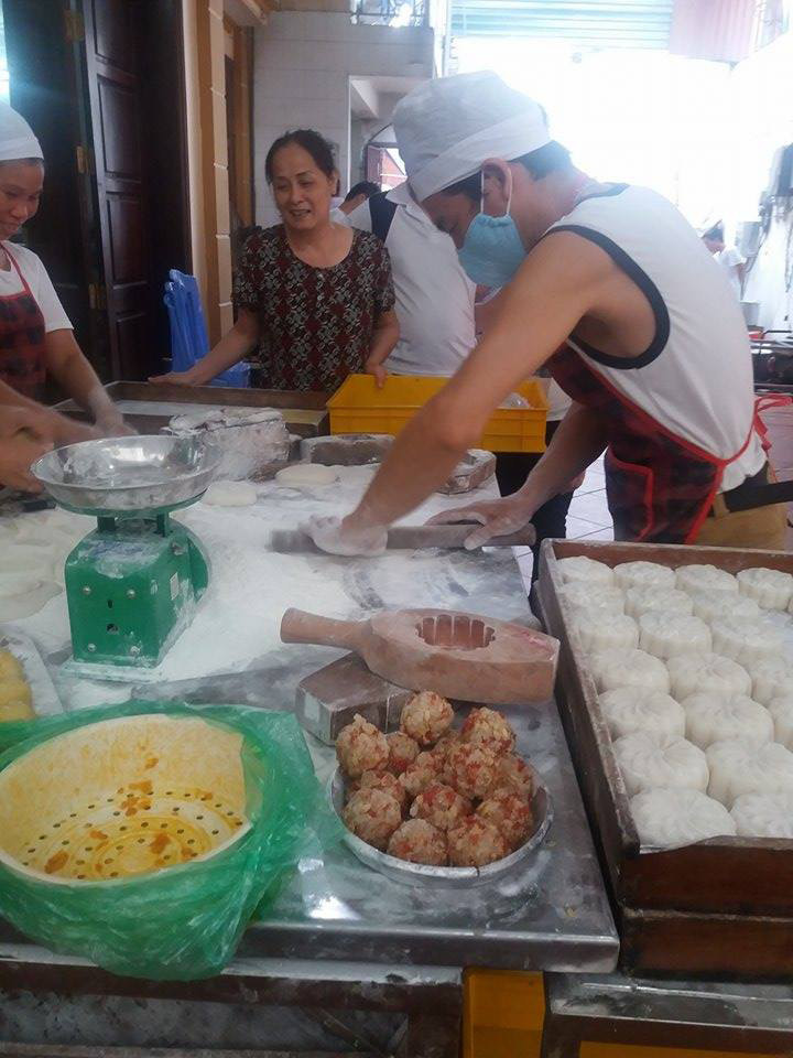  Nh&acirc;n vi&ecirc;n một xưởng sản xuất b&aacute;nh trung thu tại Xu&acirc;n Đỉnh, Từ Li&ecirc;m, H&agrave; Nội) &ldquo;tay kh&ocirc;ng nặn b&aacute;nh&rdquo; - vi phạm ti&ecirc;u chuẩn ATVSTP.  