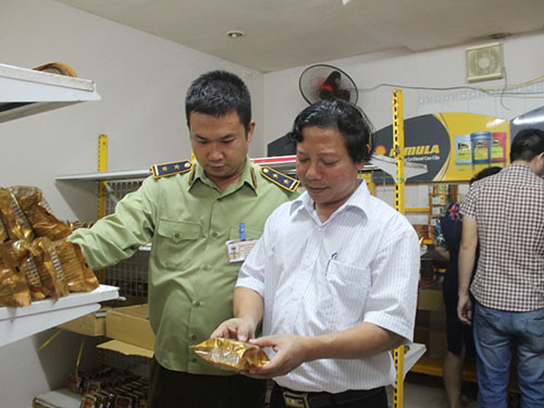 Lực lượng chức năng của TP H&agrave; Nội kiểm tra một cơ sở sản xuất b&aacute;nh trung thu