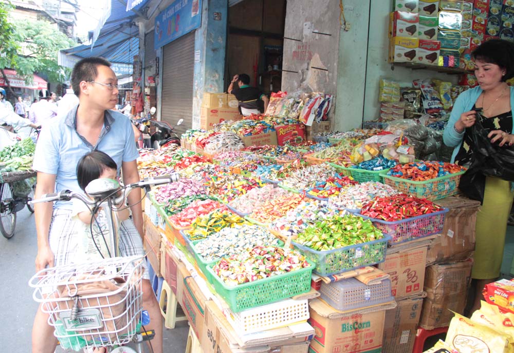 B&aacute;nh kẹo Tết 3 kh&ocirc;ng bị tẩy chay ở th&agrave;nh phố lại tuồn về n&ocirc;ng th&ocirc;n