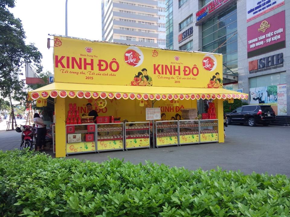 B&aacute;nh Trung thu Kinh Đ&ocirc; lấn chiếm vỉa h&egrave;