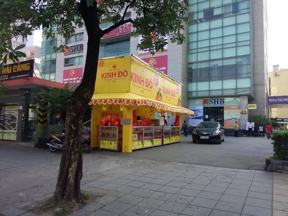 B&aacute;nh Trung thu Kinh Đ&ocirc; lấn chiếm vỉa h&egrave;
