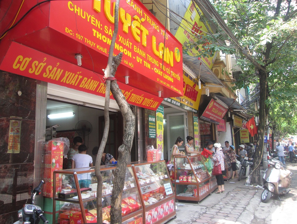 Cũng như c&aacute;c thương hiệu b&aacute;nh trung thu kh&aacute;c, c&aacute;c cửa h&agrave;ng b&aacute;nh trung thu truyền thống trang ho&agrave;ng sạch đẹp, đ&oacute;n kh&aacute;ch mau. Mỗi cửa h&agrave;ng, b&aacute;n ra một ng&agrave;y v&agrave;i trăm hộp b&aacute;nh lớn nhỏ kh&aacute;c nhau. Theo chủ nhiều thương hiệu b&aacute;nh trung thu truyền thống, c&aacute;c hiệu b&aacute;nh n&agrave;y đang chạy hết c&ocirc;ng suất để phục vụ kh&aacute;ch h&agrave;ng