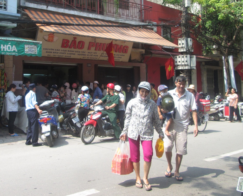 Theo chủ nh&atilde;n hiệu b&aacute;nh trung thu truyền thống Bảo Phương, năm ngo&aacute;i, cửa h&agrave;ng n&agrave;y đ&atilde; phải &aacute;p dụng, mỗi kh&aacute;ch h&agrave;ng chỉ được mua tối đa 5 hộp b&aacute;nh trong một lần xếp h&agrave;ng. Muốn mua th&ecirc;m phải xếp h&agrave;ng lại từ đầu. Mới v&agrave;o m&ugrave;a b&aacute;nh năm nay, ch&iacute;nh s&aacute;ch n&agrave;y chưa được h&atilde;ng Bảo Phương &aacute;p dụng nhưng rất c&oacute; thể v&agrave;o dịp cận ng&agrave;y Tết Trung thu, cửa h&agrave;ng n&agrave;y lại phải &aacute;p dụng ch&iacute;nh s&aacute;ch hạn chế số lượng mua, kh&aacute;ch h&agrave;ng lại phải xếp h&agrave;ng d&agrave;i.