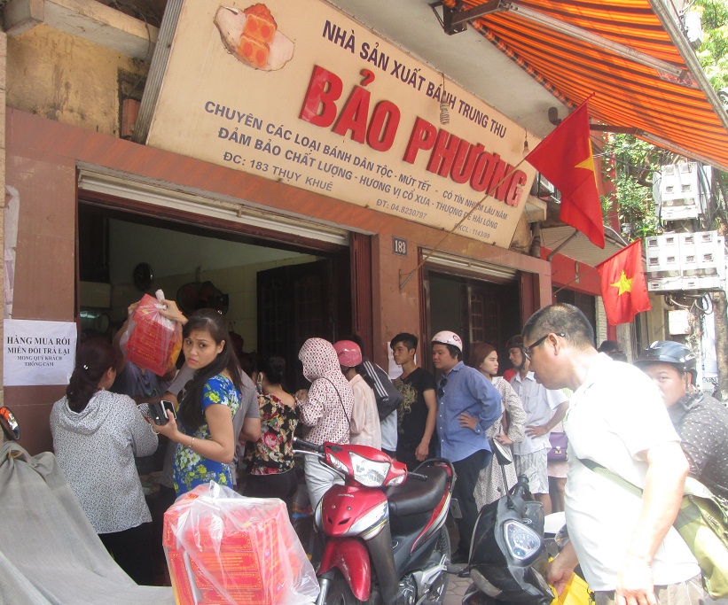 Đại diện cửa h&agrave;ng b&aacute;nh trung thu Bảo Phương cho biết, năm nay cửa h&agrave;ng kh&ocirc;ng cho kh&aacute;ch đ&atilde; mua rồi v&agrave; đổi lại. Kh&aacute;ch mua phải chuẩn bị tiền trong l&uacute;c xếp h&agrave;ng để nhanh qua lượt, cho kh&aacute;ch kh&aacute;c kh&ocirc;ng phải chờ l&acirc;u
