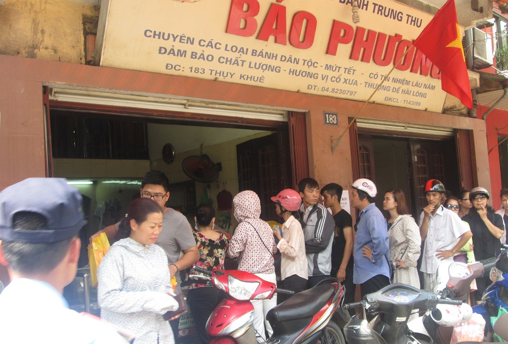 Cửa h&agrave;ng b&aacute;nh trung thu truyền thống Bảo Phương địa chỉ 183 Thụy Khu&ecirc; (T&acirc;y Hồ- H&agrave; Nội) v&agrave;o buổi trưa ng&agrave;y 27/8, nhằm ng&agrave;y 14/7 &acirc;m lịch, trước ng&agrave;y 15/8 - ng&agrave;y rằm th&aacute;ng 7 1 ng&agrave;y, lượng kh&aacute;ch tấp nập, xếp h&agrave;ng từ khi mở cửa buổi sớm.