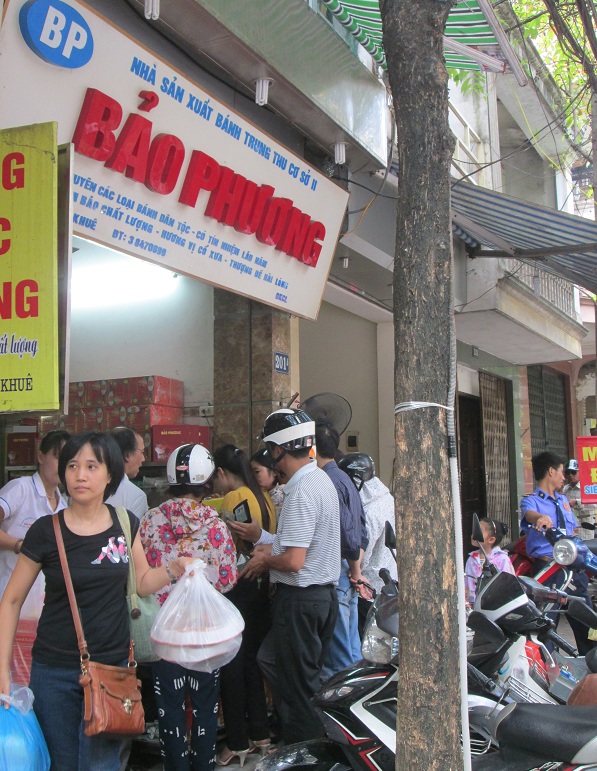 To&aacute;t mồ h&ocirc;i mới mua được hộp b&aacute;nh trung thu truyền thống 
