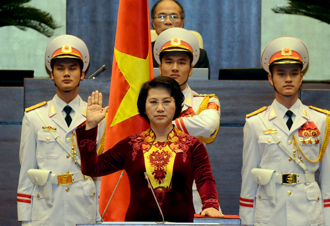 Chủ tịch Quốc hội Nguyễn Thị Kim Ng&acirc;n thực hiện nghi thức Tuy&ecirc;n thệ v&agrave;o ng&agrave;y 31/3