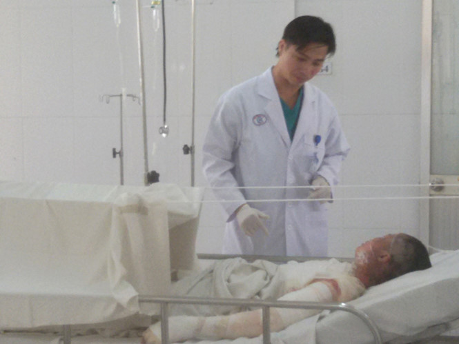 Trước đ&oacute; kh&ocirc;ng l&acirc;u cũng từng xảy ra vụ việc vợ bị chồng bạo h&agrave;nh, thi&ecirc;u sống đến mức bỏng nặng