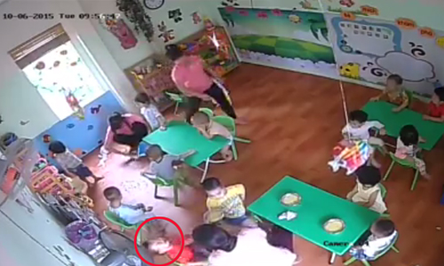 Lộ clip c&ocirc; gi&aacute;o mầm non bạo h&agrave;nh khi cho trẻ ăn