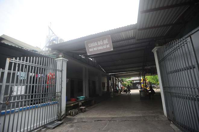 Sáng sớm 4/8, cánh cổng khu nhà mở tại chùa Bồ Đề, nơi chăm sóc và nuôi dưỡng hàng trăm đứa trẻ bị bỏ rơi, người già neo đơn không nơi nương tựa mở toang như thường lệ