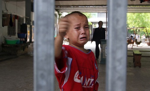 Một cháu bé mặt mũi sứt sẹo vì bị các bạn cào luôn tìm cách tiếp cận khi nhìn thấy máy ảnh