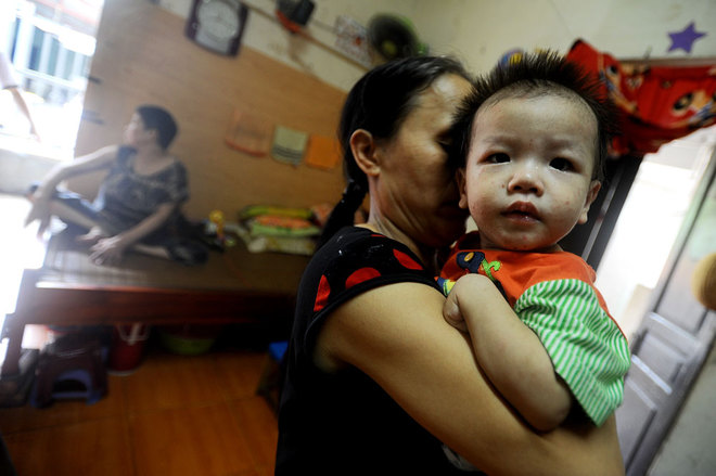 Bé Cù Đạt Anh, 14 tháng tuổi bị liệt nửa người, được các bảo mẫu chăm sóc đặc biệt