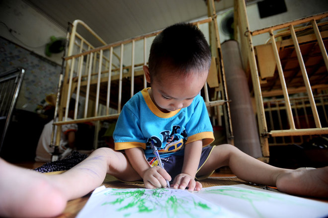 Bé Thánh An, 1 tuổi rưỡi rất thích vẽ tranh, bị mẹ bỏ rơi từ khi 6 ngày tuổi