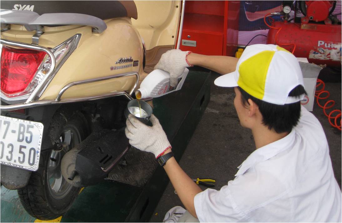 Bảo quản xe tay ga bền l&acirc;u với loại dầu nhớt ph&ugrave; hợp 