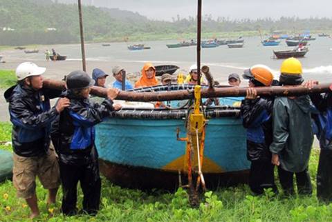  Nhiều t&agrave;u thuyền nhỏ kh&ocirc;ng kịp đưa l&ecirc;n bờ đ&atilde; bị s&oacute;ng lớn đ&aacute;nh đắm, rất may chưa c&oacute; thiệt hại về người. Nhiều t&agrave;u thuyền đang đ&aacute;nh c&aacute; tr&ecirc;n v&ugrave;ng biển gần Đ&agrave; Nẵng cũng đ&atilde; gửi t&iacute;n hiệu cứu nạn khẩn cấp.  Ảnh D&acirc;n Việt