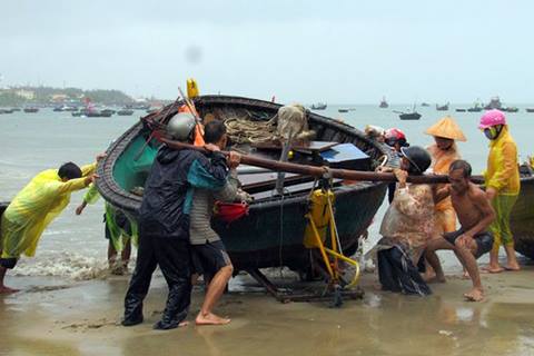 Ngư d&acirc;n phải nhanh ch&oacute;ng đưa thuyền v&agrave;o bờ tr&aacute;nh, tr&uacute;. Ảnh D&acirc;n Việt