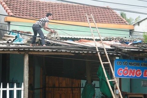 Tại Quảng Nam, trời li&ecirc;n tục đổ mưa lớn, c&agrave;ng về trưa gi&oacute; bắt đầu mạnh dần. D&ugrave; b&atilde;o chưa đổ bộ, nhưng nhiều biển b&aacute;o lớn của c&aacute;c qu&aacute;n nhậu ven biển Tam Thanh bị gi&oacute; quật ng&atilde;. Ảnh Người Lao Động