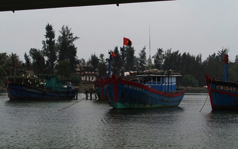 Tuy nằm ngo&agrave;i v&ugrave;ng t&acirc;m b&atilde;o nhưng từ 6h s&aacute;ng nay (14/9), Quảng Trị đ&atilde; c&oacute; gi&oacute; giật mạnh, mưa lớn dần. T&agrave;u thuyền Quảng Trị v&agrave;o nơi tr&uacute; ẩn an to&agrave;n. Ảnh: T.L 