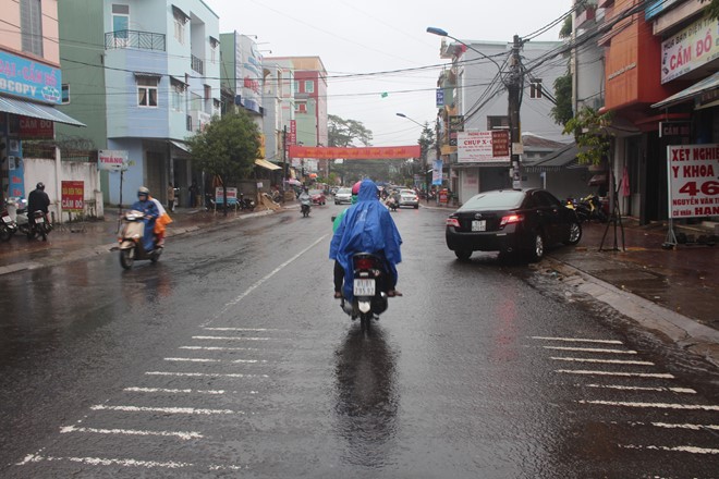 Theo Trung t&acirc;m Dự b&aacute;o Kh&iacute; tượng Thủy văn Trung ương, khoảng 20 giờ 30 đến 21 giờ h&ocirc;m qua, b&atilde;o số 3 đ&atilde; đi v&agrave;o khu vực giữa Quảng Nam v&agrave; Đ&agrave; Nẵng, sau đ&oacute; suy yếu nhanh th&agrave;nh &aacute;p thấp nhiệt đới. Tr&ecirc;n biển, b&atilde;o số 3 g&acirc;y gi&oacute; mạnh cấp 8, giật cấp 9 - 10. C&ograve;n tr&ecirc;n đất liền từ H&agrave; Tĩnh trở v&agrave;o đến Quảng Ng&atilde;i c&oacute; gi&oacute; giật cấp 6 - 7. Ảnh Đ.V
