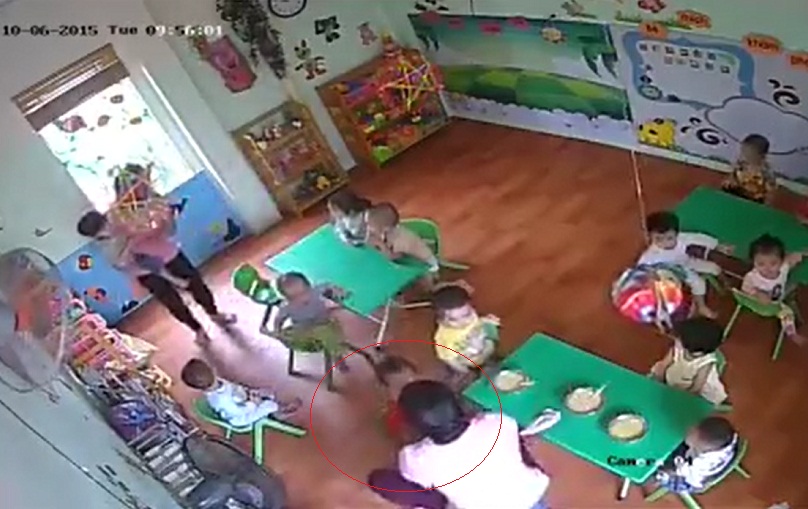 bảo mẫu bạo h&agrave;nh trẻ