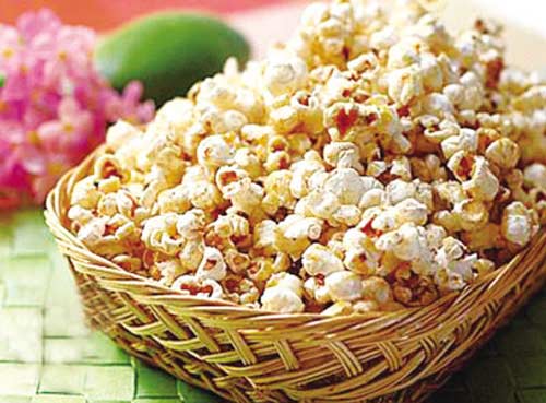 Th&oacute;i quen ăn vặt cũng l&agrave; một sai lầm trong ăn uống dẫn đến v&ocirc; sinh