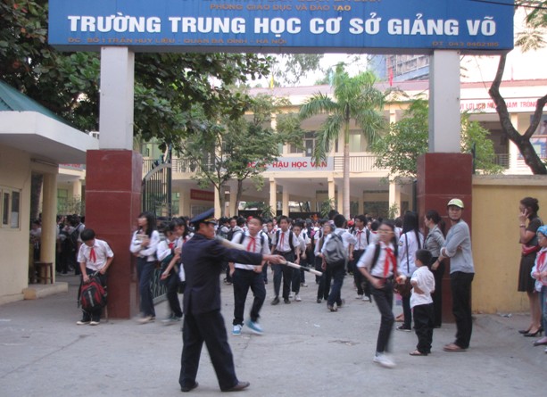 Vụ &lsquo;bắt c&oacute;c học sinh&rsquo; hụt ở trường THCS Giảng V&otilde; đang g&acirc;y x&ocirc;n xao tr&ecirc;n c&aacute;c mạng x&atilde; hội