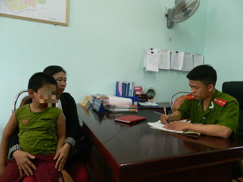 Hai mẹ con ch&aacute;u b&eacute; bị bắt c&oacute;c tống tiền tại cơ quan điều tra