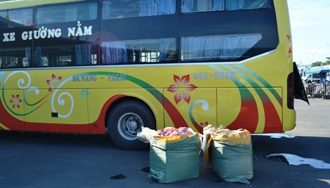 Số nội tạng thối chất đầy xe kh&aacute;ch giường nằm bị thu giữ tại Bến xe Trung t&acirc;m TP Đ&agrave; Nẵng
