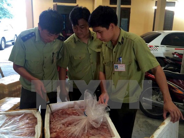 Lực lượng chức năng kiểm tra tang vật một vụ vận chuyển nội tạng động vật