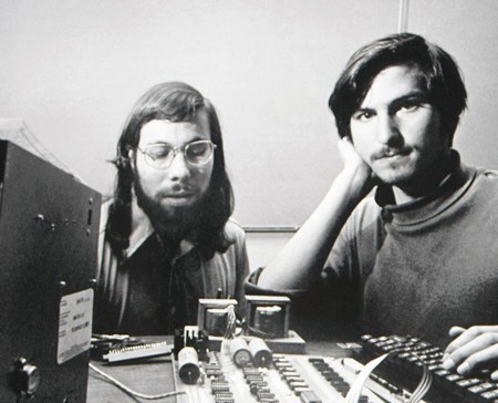 Steve Wozniak (tr&aacute;i) v&agrave; Steve Jobs c&ugrave;ng chiếc m&aacute;y t&iacute;nh Apple I đầu ti&ecirc;n