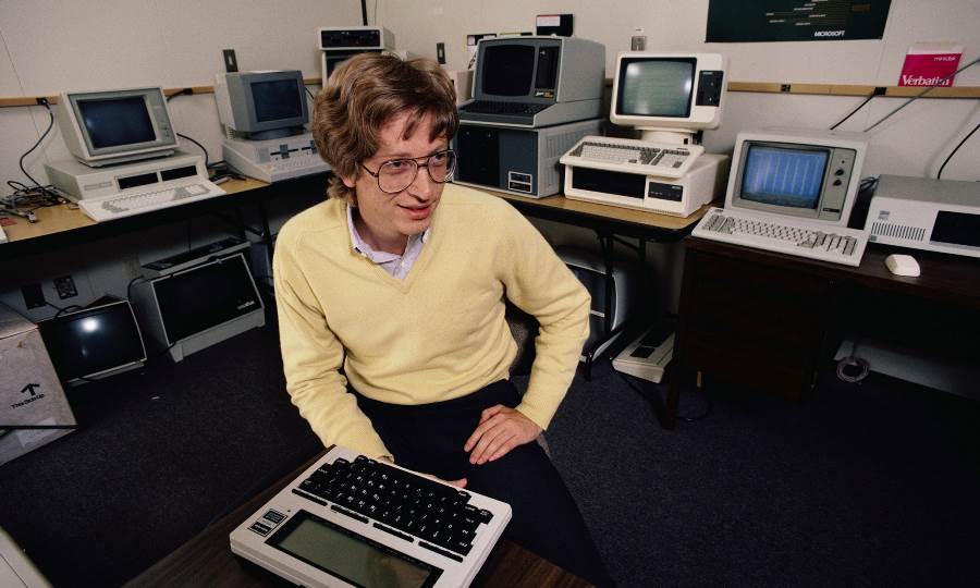 Bill Gates bị cấm sử dụng máy tính của hãng Computer Center Corporation – hãng máy tính hàng đầu thế giới năm 13 tuổi vì đã khai thác các lỗi trong hệ điều hành để nhận được thêm thời gian sử dụng hệ máy tính này.