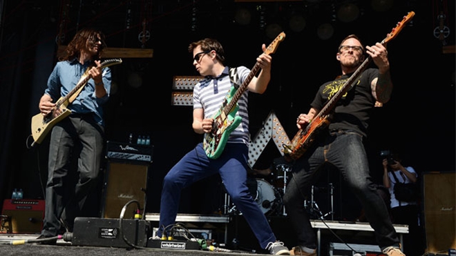 Nhóm nhạc ưa thích của ông là Weezer. Dù vậy, Bill Gates cho biết ông cũng thích U2.