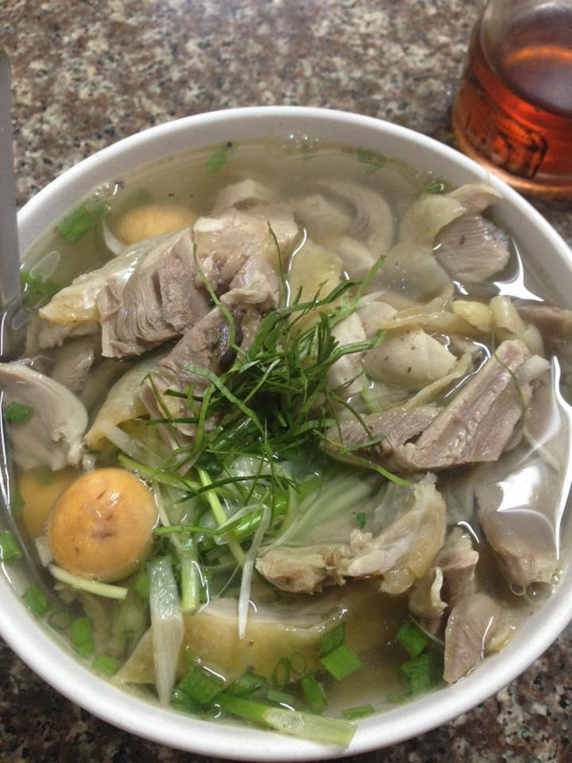 Cận cảnh t&ocirc; phở 300.000 đồng