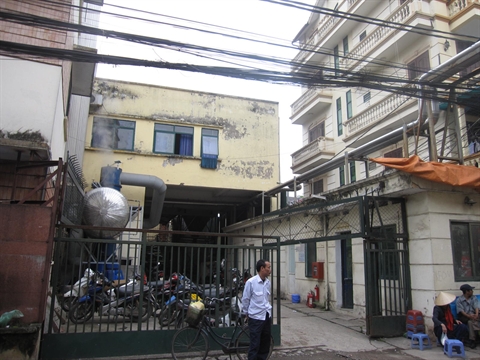 L&ograve; cấp hơi của nh&agrave; m&aacute;y bia Đ&ocirc;ng Nam &Aacute; &ndash; cơ sở xả nước thải chưa qua xử l&yacute; ra m&ocirc;i trường &ndash; được đặt s&aacute;t nh&agrave; d&acirc;n