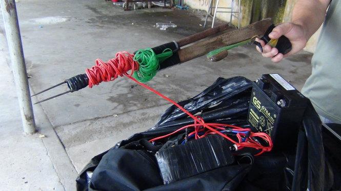 Súng điện tự chế mà Xuất cùng đồng bọn dùng để bắn trộm chó Súng điện tự chế mà Xuất cùng đồng bọn dùng để bắn trộm chó