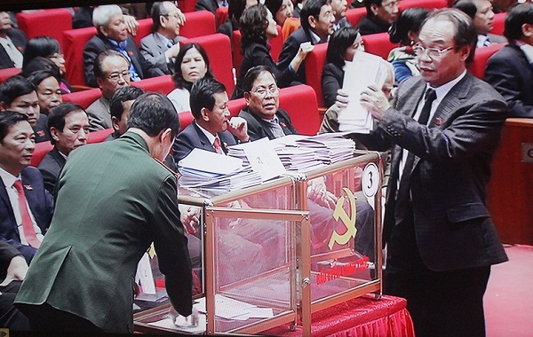 Tại mỗi điểm bỏ phiếu c&oacute; 2 th&ugrave;ng phiếu s&aacute;t nhau, trong đ&oacute; 1 th&ugrave;ng d&agrave;nh cho phiếu bầu ủy vi&ecirc;n Trung ương ch&iacute;nh thức v&agrave; 1 th&ugrave;ng phiếu d&agrave;nh cho phiếu bầu ủy vi&ecirc;n Trung ương dự khuyết.