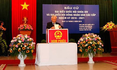 Tổng bí thư Nguyễn Phú Trọng bỏ phiếu tại Phường Nguyễn Du, Hai bà Trung, HN