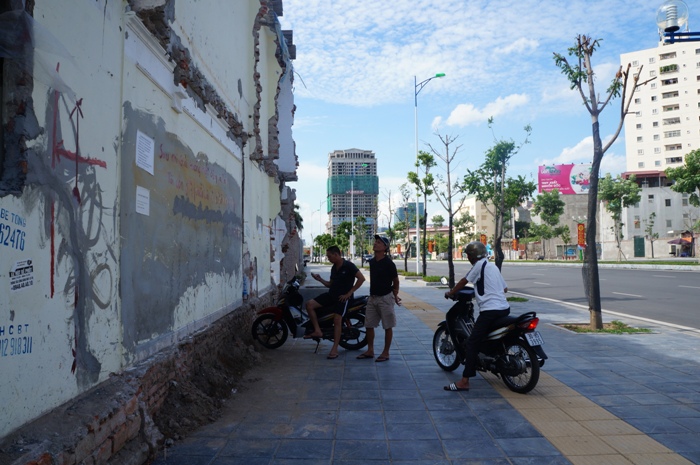 bức tường rao b&aacute;n 1 tỉ đồng