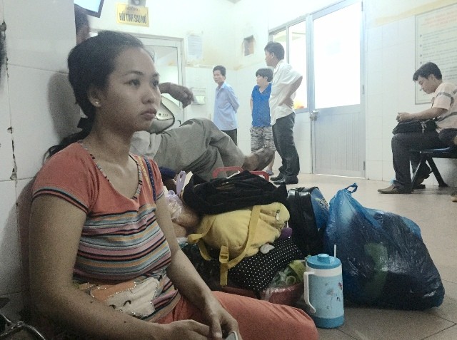 Chị Oanh (mẹ ch&aacute;u b&eacute; 13 th&aacute;ng tuổi bị chấn thương sọ n&atilde;o) thẫn thờ kể lại vụ việc